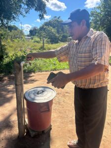 Acceso al agua potable en la comunidad indígena de San Juancito, Bolivia, gracias a un proyecto de cooperación internacional.