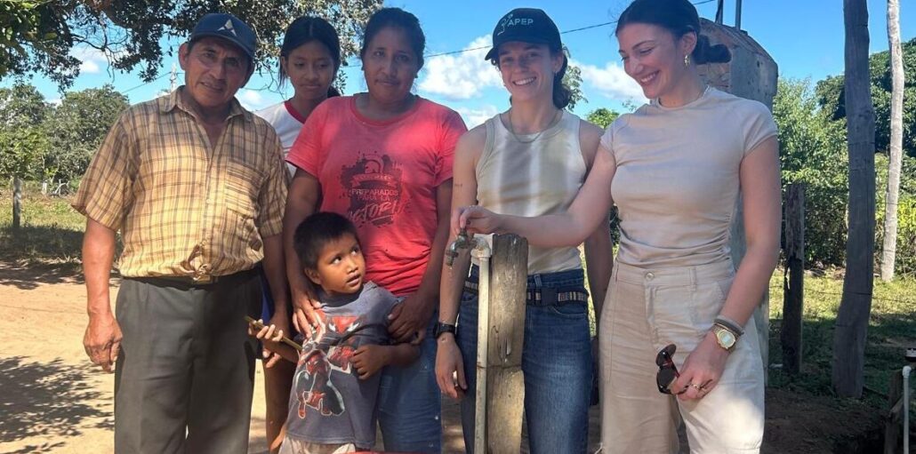Acceso al agua potable en la comunidad indígena de San Juancito, Bolivia, gracias a un proyecto de cooperación internacional.