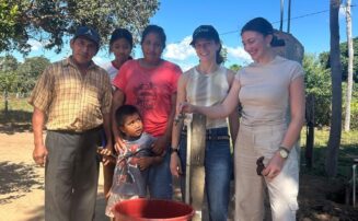 Acceso al agua potable en la comunidad indígena de San Juancito, Bolivia, gracias a un proyecto de cooperación internacional.