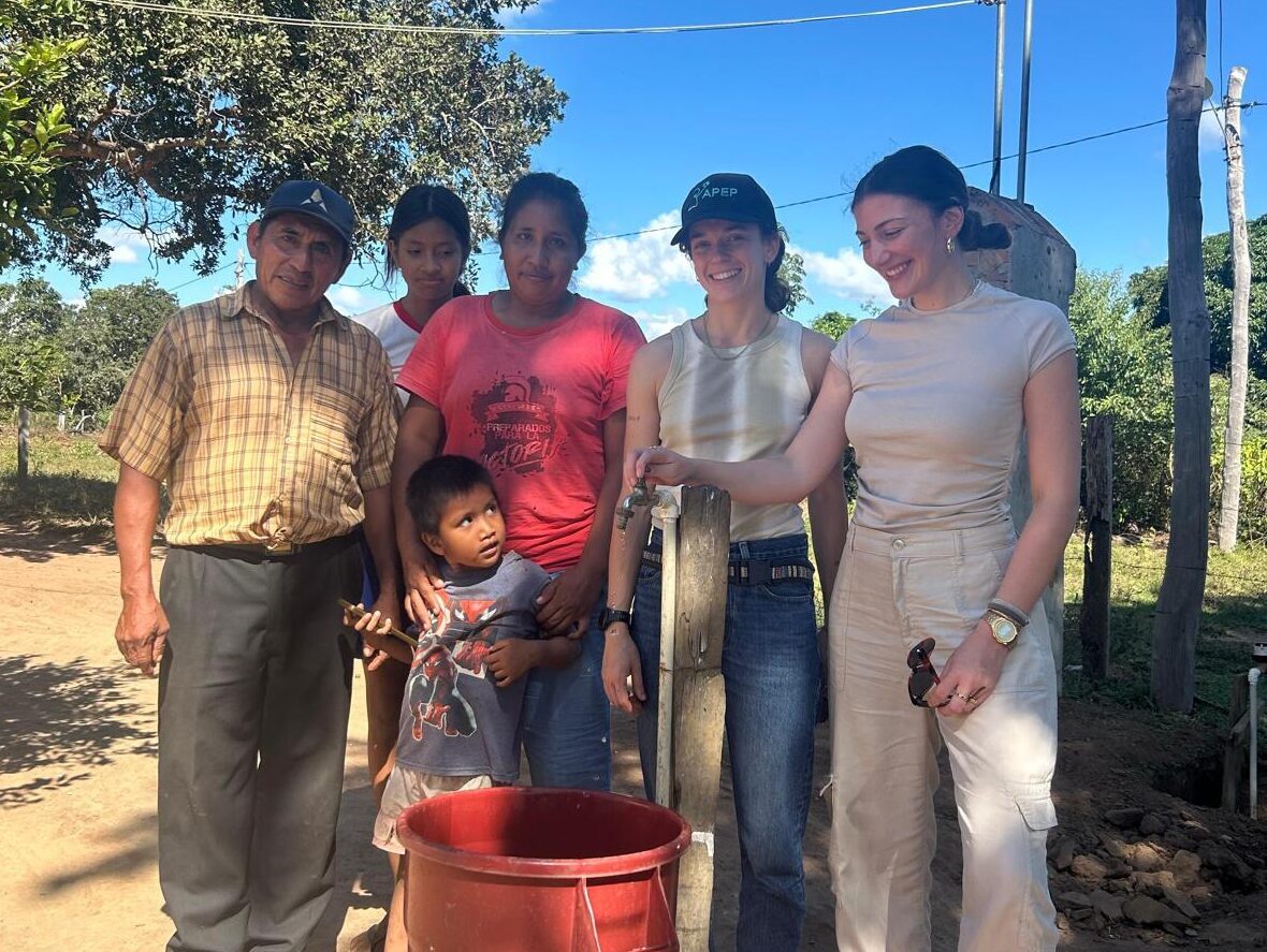 Acceso al agua potable en la comunidad indígena de San Juancito, Bolivia, gracias a un proyecto de cooperación internacional.